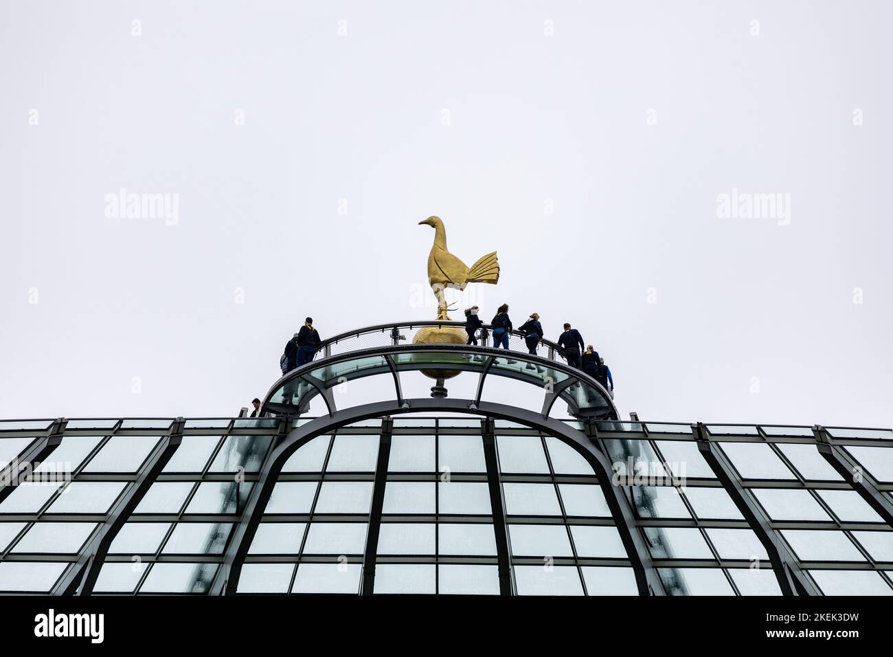Mitglieder des Publikums, die vor dem Spiel während des Autumn International Spiels im Tottenham Hotspur Stadium, London, die „Dare Skywalk“-Tour auf dem Dach neben der Hahnensstatue Unternehmen. Bilddatum: Sonntag, 13. November 2022. Stockfoto