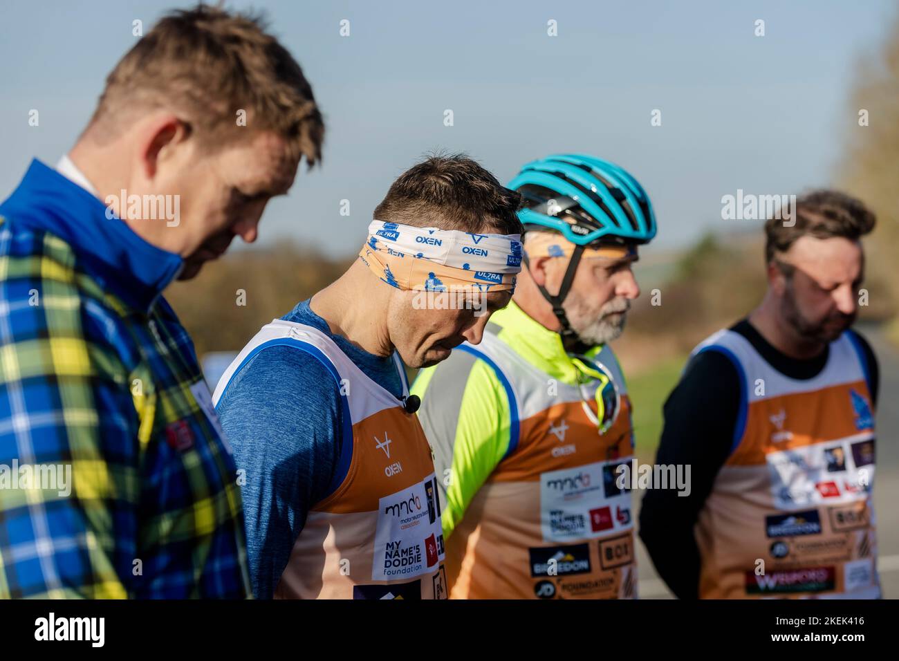 Kevin Sinfield steht für eine Schweigeminute für Remembrance Sunday during day one of the Ultra 7 in 7 Challenge from Murrayfield to Melrose. Der ehemalige Kapitän von Leeds soll sieben Ultramarathons in ebenso vielen Tagen absolvieren, um die Motoneuronee-Krankheit zu erforschen, indem er in der Halbzeit des Turniers am 19. November auf Old Trafford zuläuft. Bilddatum: Sonntag, 13. November 2022. Stockfoto