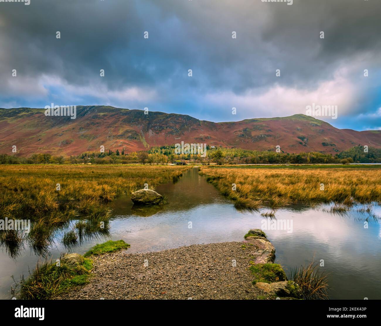 Der Rechtsweg ist durch Überschwemmungen blockiert, die auf starken Regen in Grange in Borrowdale, English Lake District, folgen. Stockfoto