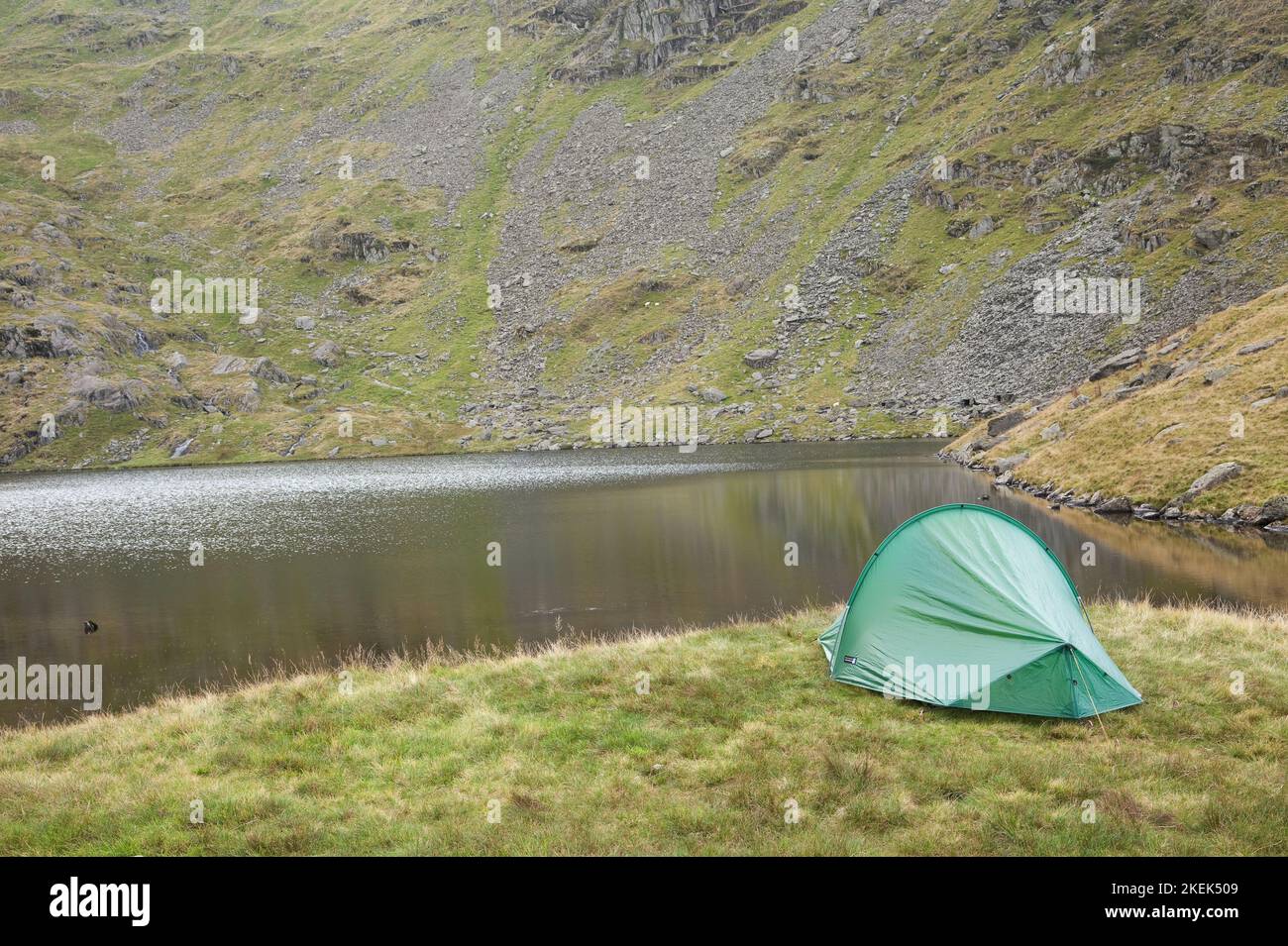 Ein Zelt aufgeschlagen am Ufer des Kleinen Wasser an der Spitze des Mardale, im englischen Lake District Stockfoto