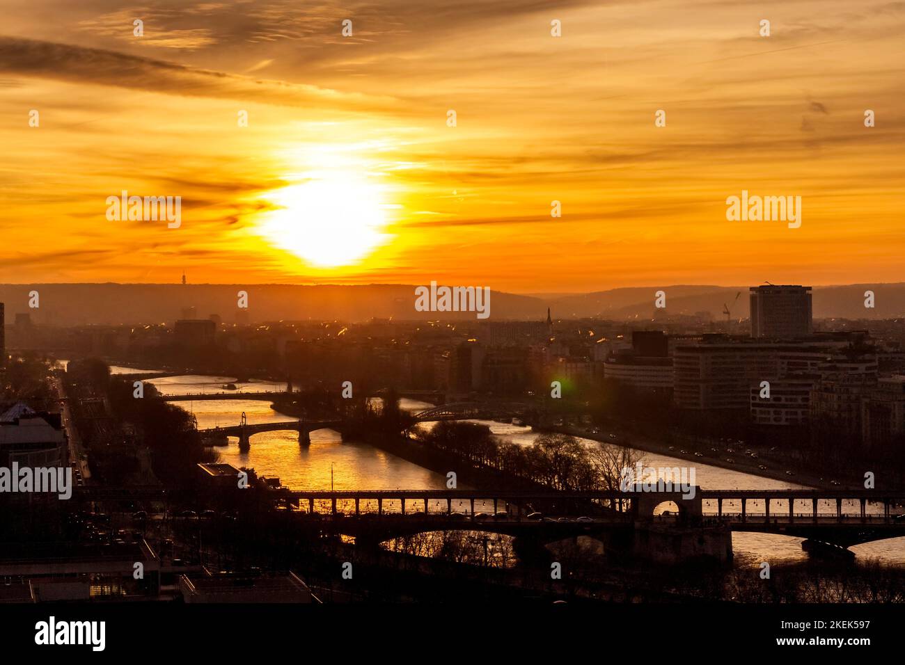 Herrlicher Sonnenuntergang mit Panoramablick auf die seine vom Eiffelturm in Paris, Frankreich, Europa aus gesehen. Stockfoto