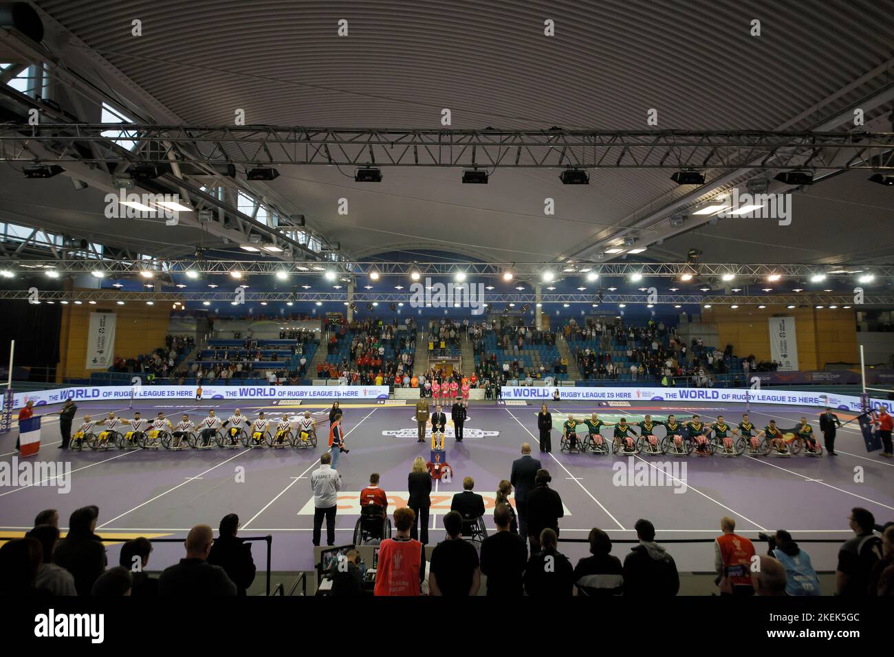 Beide Teams werden in einer Minute Stille vor dem Halbfinale der Wheelchair Rugby League im Eis Sheffield beobachtet. Bilddatum: Sonntag, 13. November 2022. Stockfoto