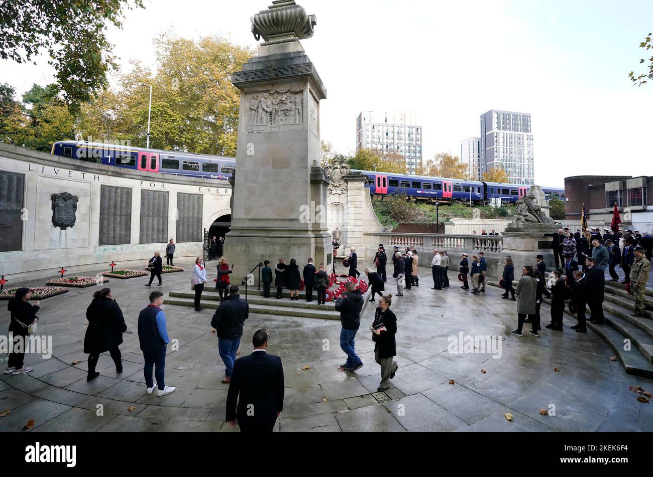 Kränze werden am Kriegsdenkmal der Stadt Portsmouth während eines Gedenkgottesdienstes und einer Parade auf dem Guildhall Square in Portsmouth niedergelegt. Bilddatum: Sonntag, 13. November 2022. Stockfoto