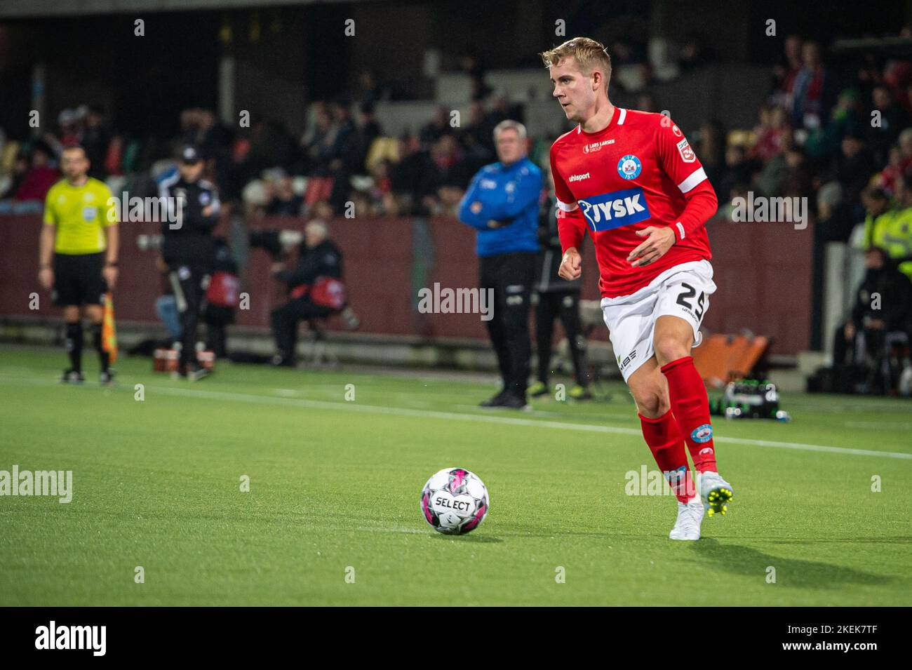 Silkeborg, Dänemark. 12.. November 2022. Lukas Klitten (25) von Silkeborg, GESEHEN WÄHREND des Superliga-Spiels 3F zwischen Silkeborg IF und Lyngby Boldklub im Jysk Park in Silkeborg. (Foto: Gonzales Photo/Alamy Live News Stockfoto