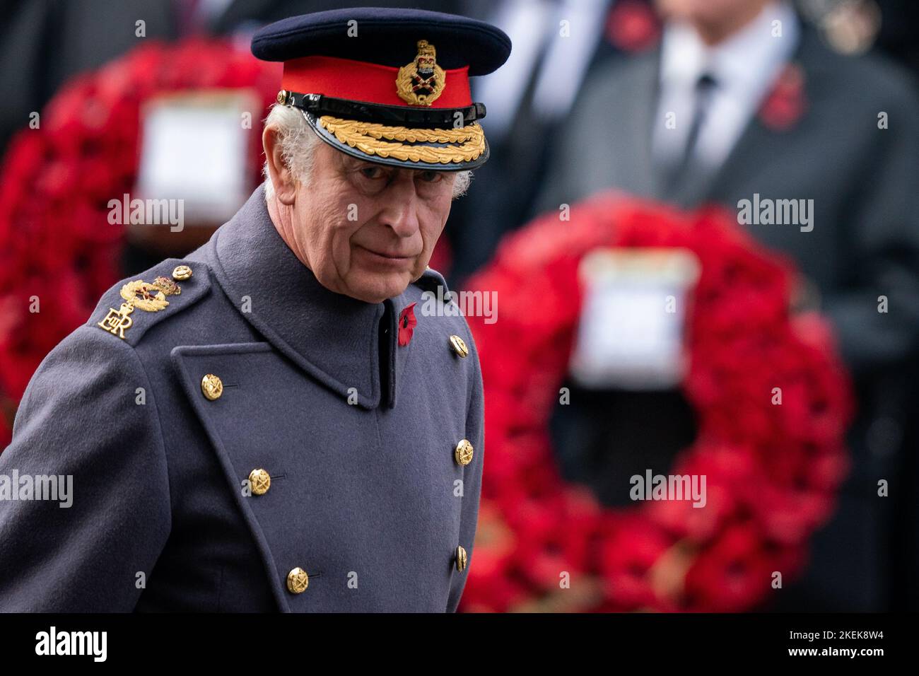 König Karl III. Während des Gedenksonntagsgottesdienstes im Cenotaph in London. Bilddatum: Sonntag, 13. November 2022. Stockfoto