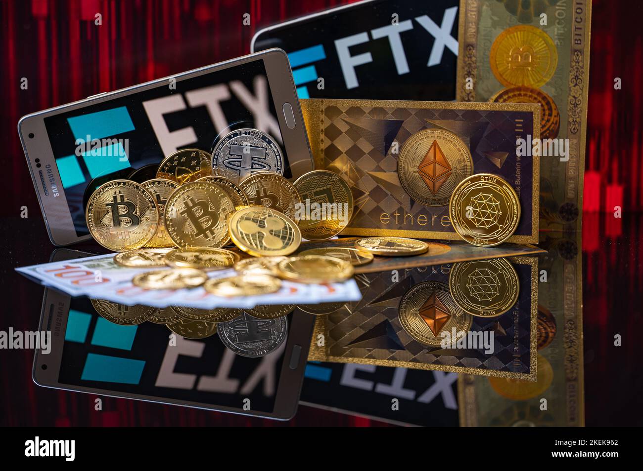 Zur Illustration werden FTX-Logo mit Krypto-Münzen mit 100-Dollar-Note angezeigt. FTX hat mit einer Welle von Kundenabhebungen zu kämpfen. Stockfoto