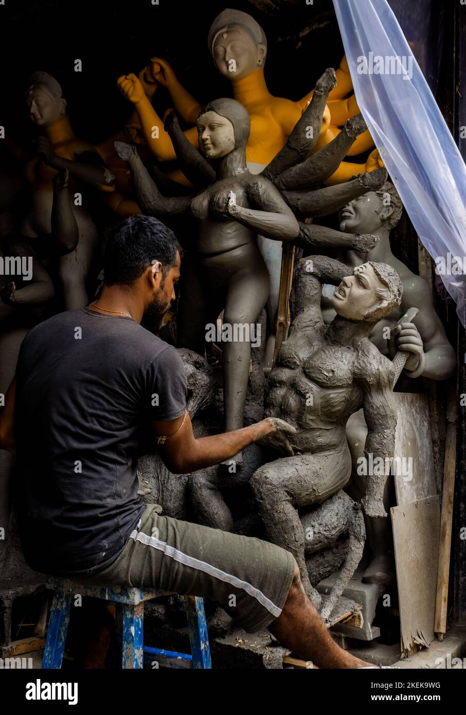 Kalkutta, Indien - 28. August 2022: Ein Idol-Hersteller macht ein Lehm-Idol im Idol und macht Studio für das Durga Puja Festival. Selektiver Fokus auf Gesicht o Stockfoto