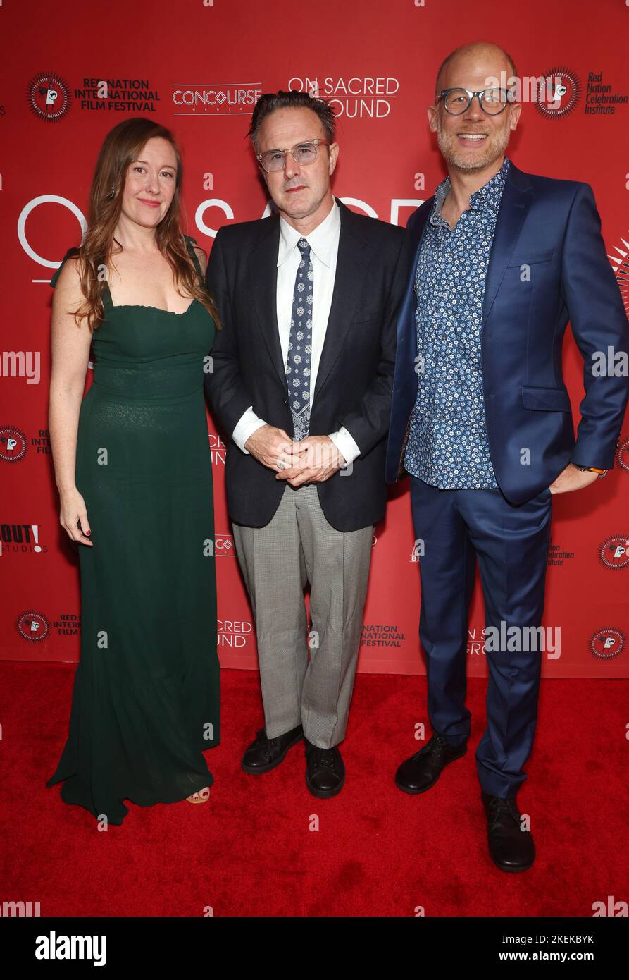 Beverly Hills, Ca. 12.. November 2022. Rebecca Harrell, David Arquette, Josh Tickell bei der Weltpremiere von On Sacred Ground während des Red National International Film Festival im Fine Arts Theatre in Beverly Hills, Kalifornien, am 12. November 2022. Quelle: Saye Sadou/Media Punch/Alamy Live News Stockfoto