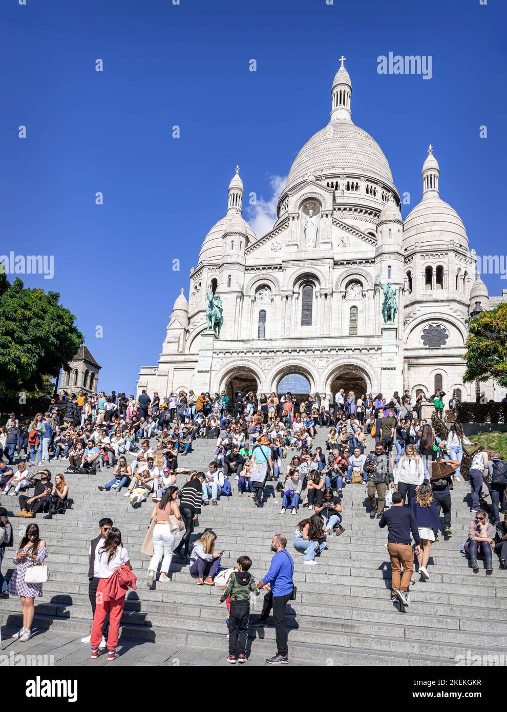 Touristen vor der Basilika Sacré Coeur de Montmartre (Sacré Coeur de