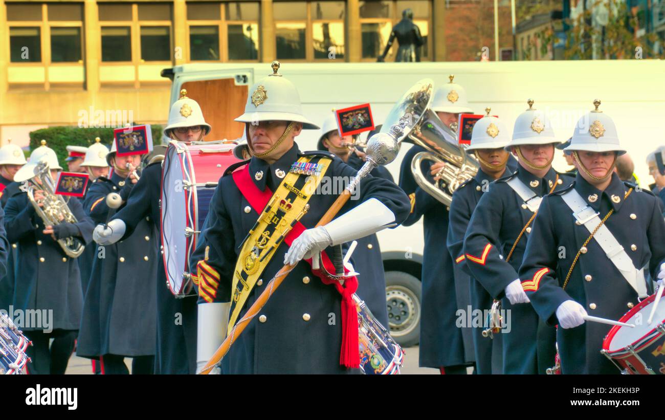 Glasgow, Schottland, Großbritannien 13.. November 2022. Waffenstillstandssonntagsszenen auf dem george Square, als der Kenotaph die verschiedenen Gottesdienste vor einer riesigen Menschenmenge sah. Credit Gerard Ferry/Alamy Live News Stockfoto