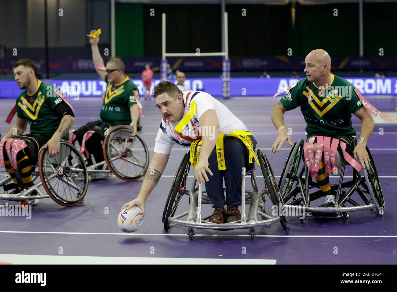 Der französische Thomas Duhalde punktet beim Halbfinale der Rugby-League-Weltmeisterschaft im Rollstuhl beim Eis Sheffield. Bilddatum: Sonntag, 13. November 2022. Stockfoto
