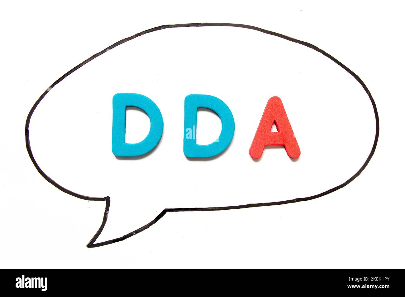 Buchstabenbuchstabe mit dem Wort DDA (Abkürzung für Abschreibung, Erschöpfung und Abschreibung oder Einlagenkonto) in schwarzer Strichzeichnung als Bubbl Stockfoto