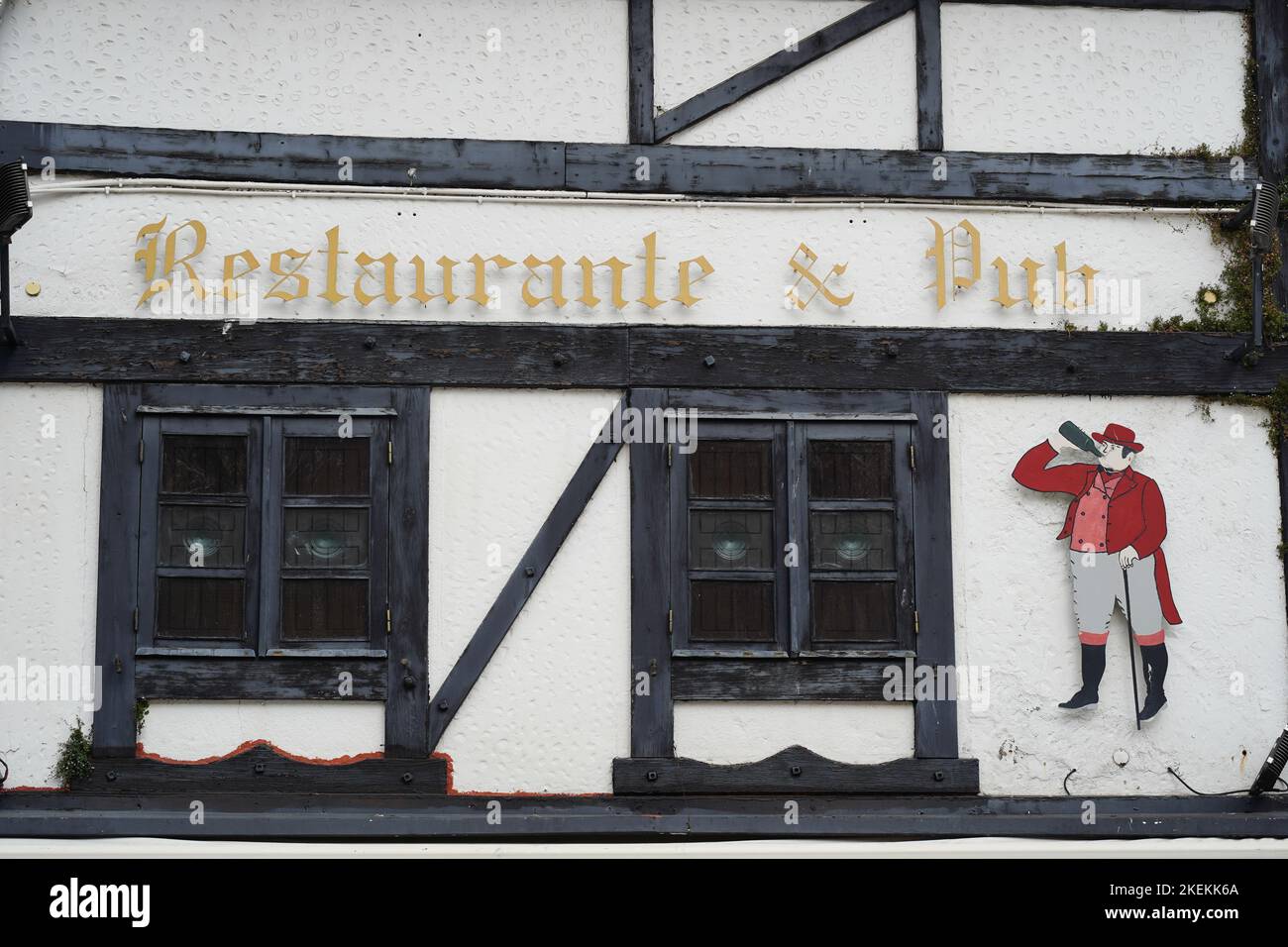 Restaurant- und Pub-Schild mit Tudor-Schrift vor einem Gebäude im Tudor-Stil Stockfoto