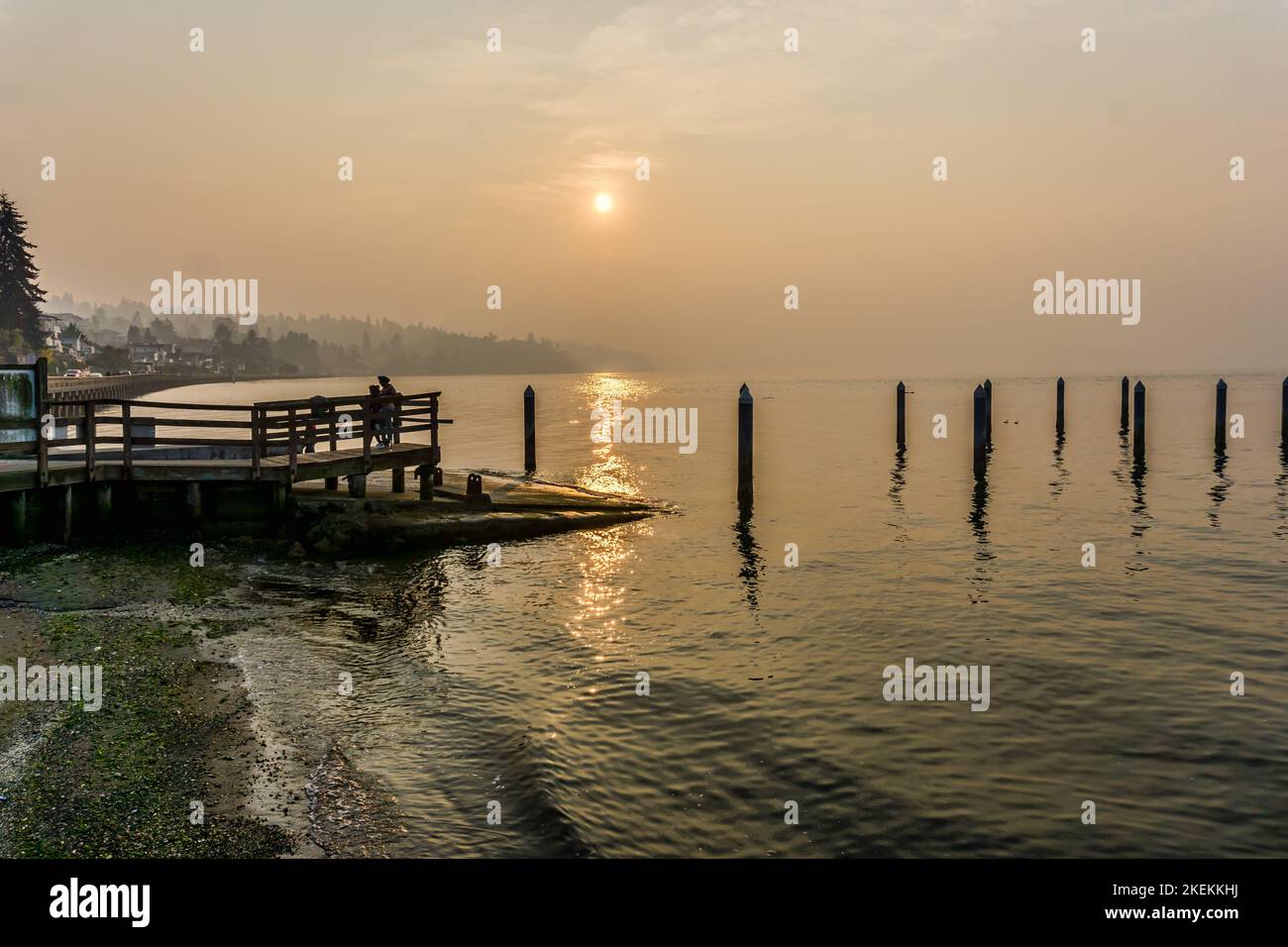 Rauchiger Himmel und Pier am Redondo Beach, Washington. Stockfoto