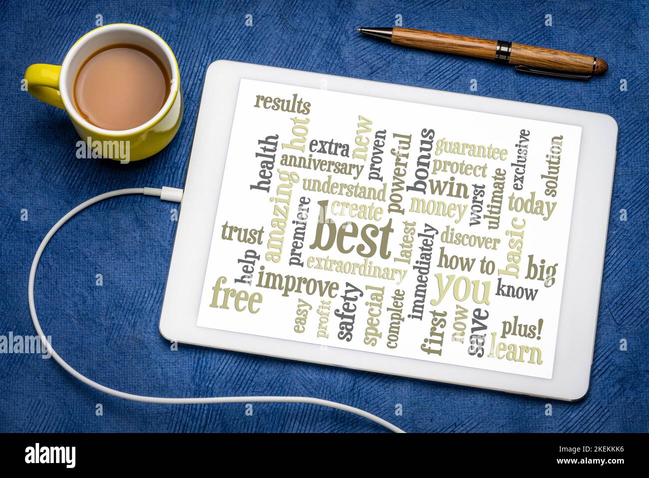 Copywriting Power words - Wortwolke auf einem digitalen Tablet, flach liegend mit einer Tasse Kaffee, Marketing und Kommunikationskonzept Stockfoto