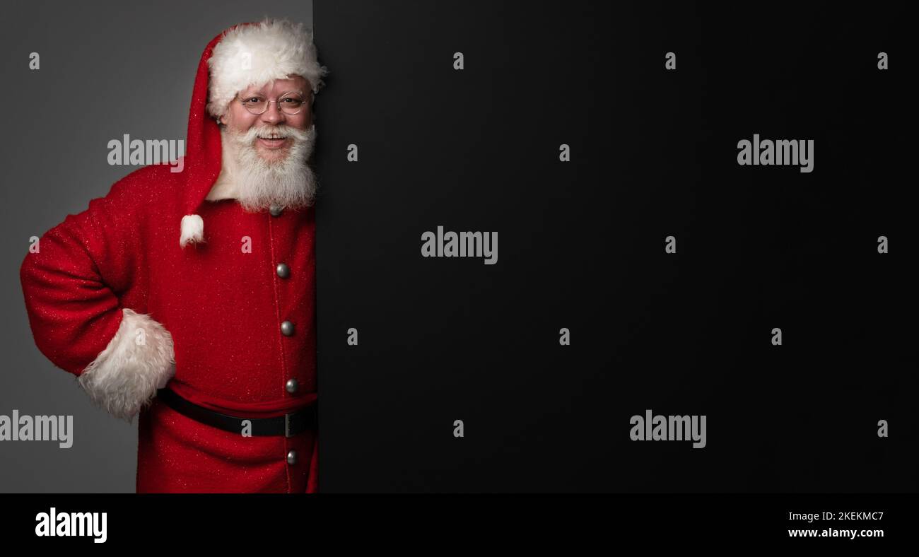 Weihnachtsmann mit schwarzem Banner mit Platz für Text Stockfoto