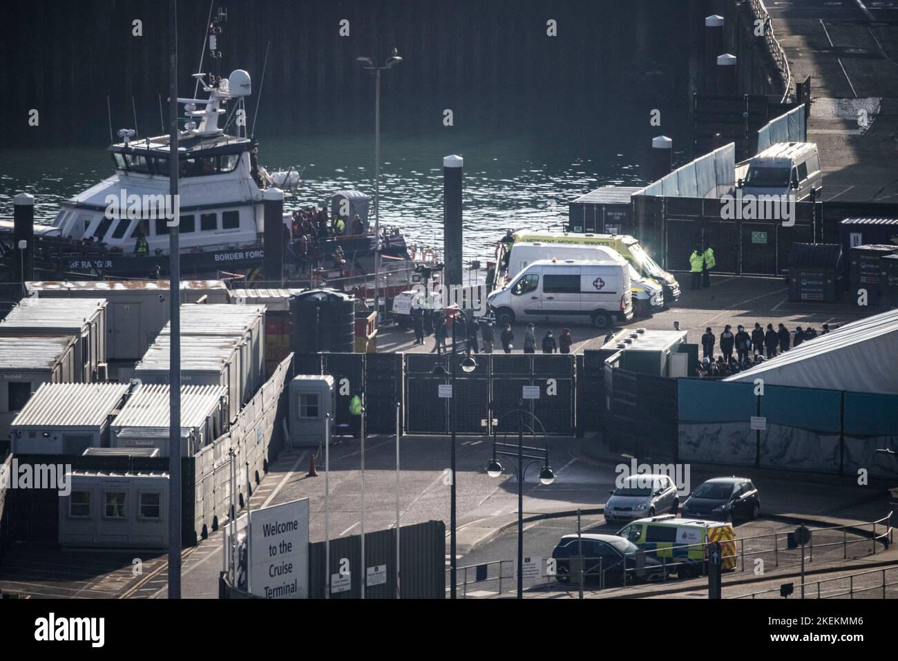 Dover, Kent, Großbritannien. 12.. November 2022. FOTO: JEFF GILBERT 12.. November 2022. Asylbewerber kommen an Bord von Schiffen der Border Force in Dover an, bevor sie in Reisebusse zum Manston-Flüchtlingslager einsteigen. Kredit: Jeff Gilbert/Alamy Live Nachrichten Stockfoto