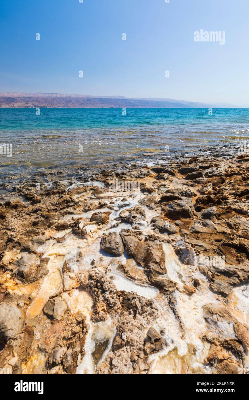 Schlamm und Salzschichten an der Küste des Toten Meeres in Israel Stockfoto