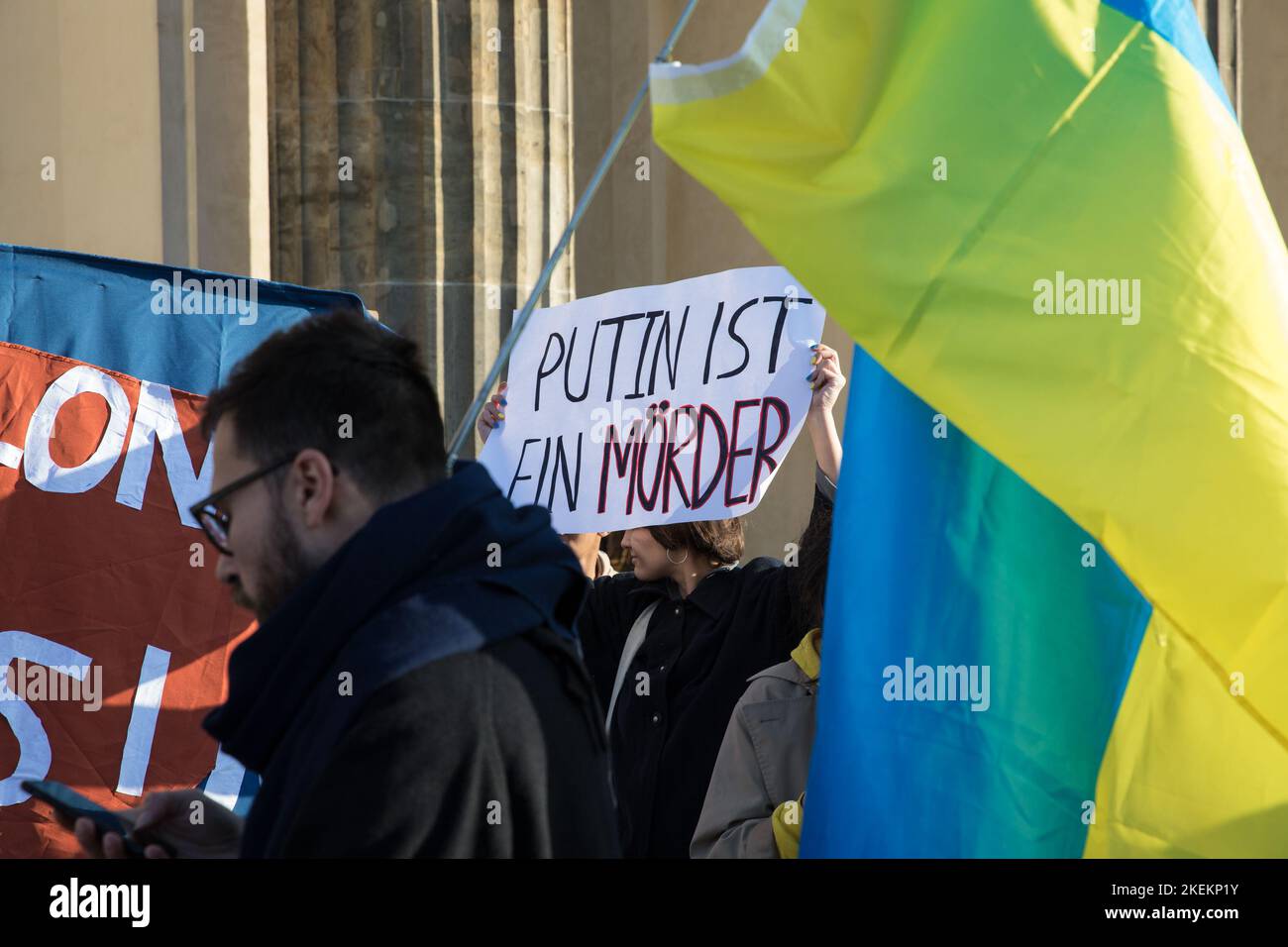Berlin, Deutschland. 13.. November 2022. Am 13. November 2022 versammelten sich in Berlin Menschen am Brandenburger Tor zu einer Demonstration gegen den russischen Krieg in der Ukraine. Einige Demonstranten hielten Reden bei dem Protest, der unter dem Motto Anti-z. gehalten wurde Es wurden zahlreiche Anzeichen dafür vorgebracht, dass Putin ein Mörder ist und die Ukraine sofort Waffen braucht. (Bild: © Michael Kuenne/PRESSCOV über ZUMA Press Wire) Stockfoto