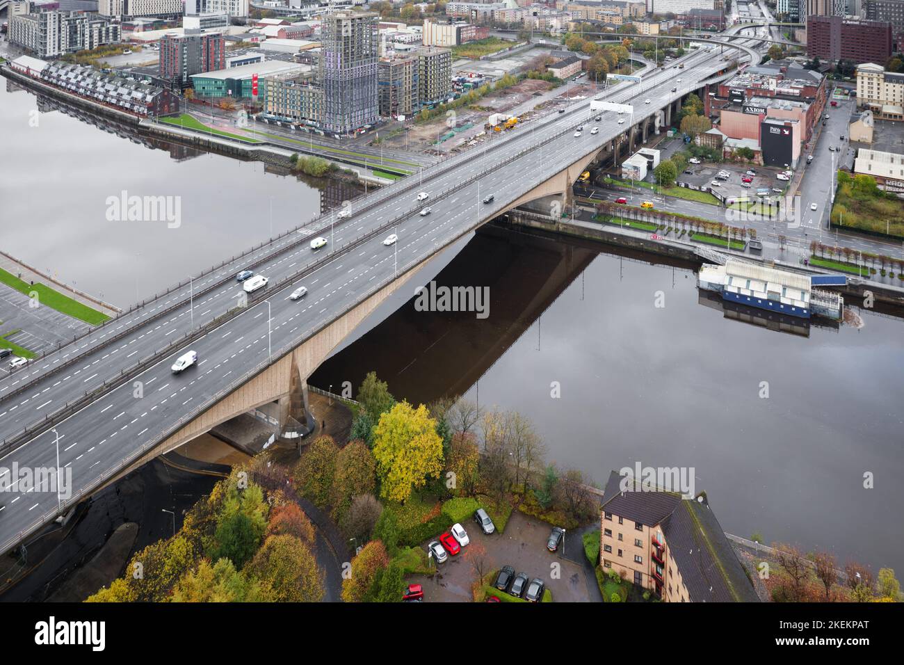 Luftaufnahme der Kingston Bridge über den Fluss Clyde und der Autobahn M8, M74 Stockfoto
