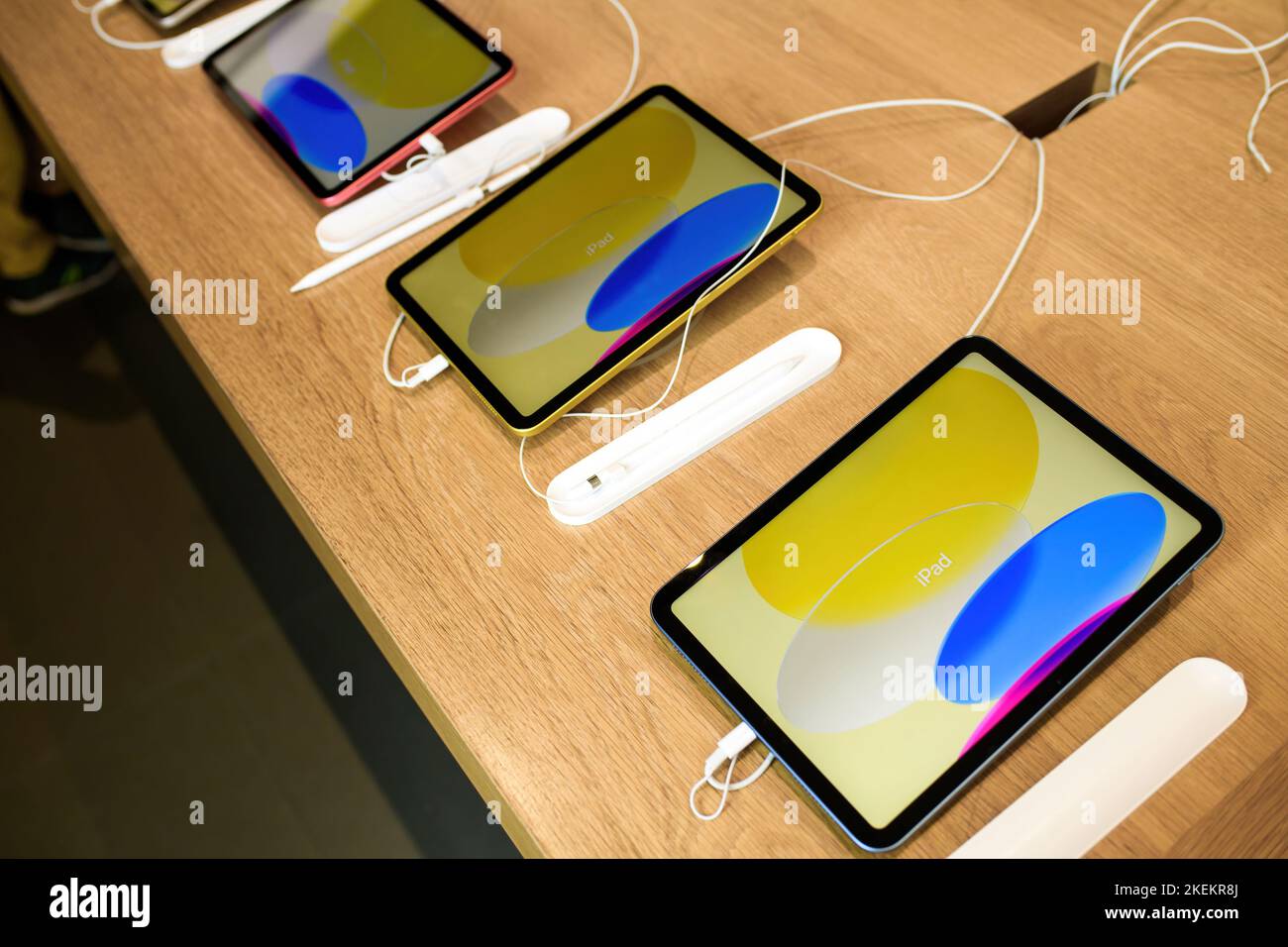 Paris, Frankreich - 28. Oktober 2022: Reihe von neuen Apple Computers iPad 10. Generation in mehreren Farben im Geschäft - Tapete auf Display Retina-Bildschirm Stockfoto