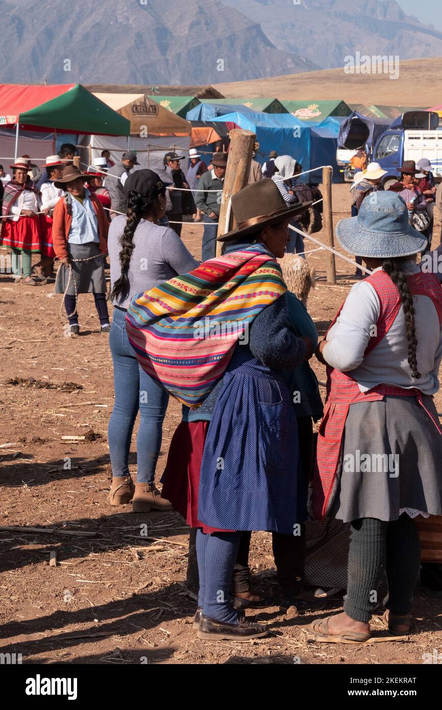 Peruanische Frauen auf dem Freiluftmarkt in der Nähe des Tiobamba-Tempels in Peru Stockfoto