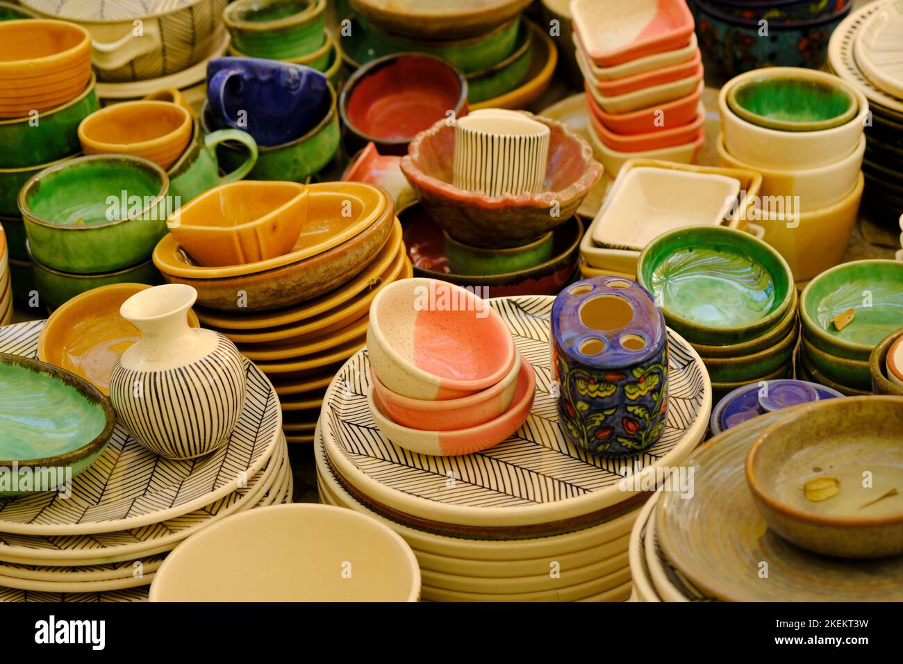 Handgemachte bunte Keramik Keramik. Handbemalte Keramik. Traditionelle Töpfermesse in Pune, Indien. Stockfoto