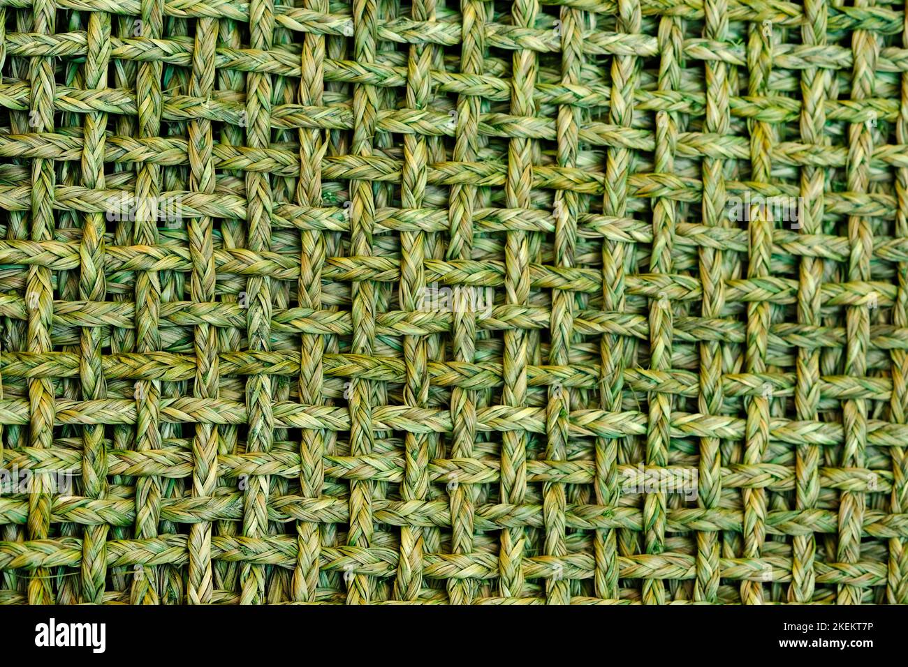 Handgefertigter Jute-Strickstoff, natürlicher Jute-Teppich, Hintergrund, Tapete, Textur. Stockfoto