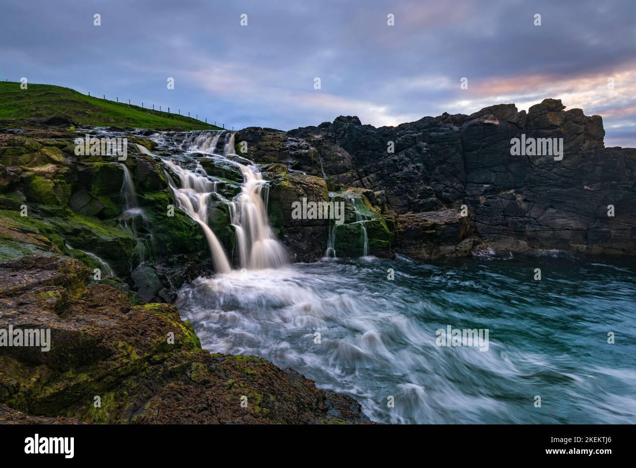 Dunseverick Falls an der Küste von Antrim, Nordirland Stockfoto