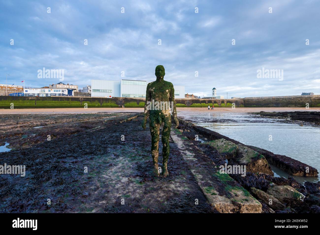 Anthony Gormleys Skulptur „Another Time“ an der Margate-Küste bei Tiefgang Stockfoto