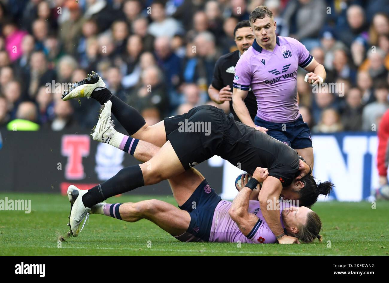 Edinburgh, Großbritannien. 13.. November 2022. Stuart Hogg aus Schottland tagt im Murrayfield Stadium in Edinburgh gegen Caleb Clarke aus Neuseeland während des Spiels der Autumn Nation Series. Bildnachweis sollte lauten: Neil Hanna/Sportimage Kredit: Sportimage/Alamy Live News Stockfoto