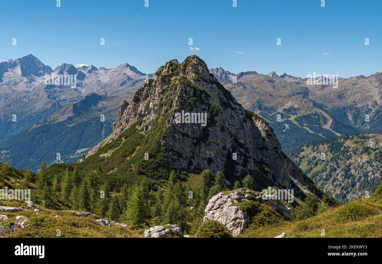 Berglandschaft im Sommer in den Westlichen Dolomiten (Dolomiti di Brenta) - Vallesinella - Madonna di Campiglio, Trentino-Südtirol, Norditalien. Stockfoto