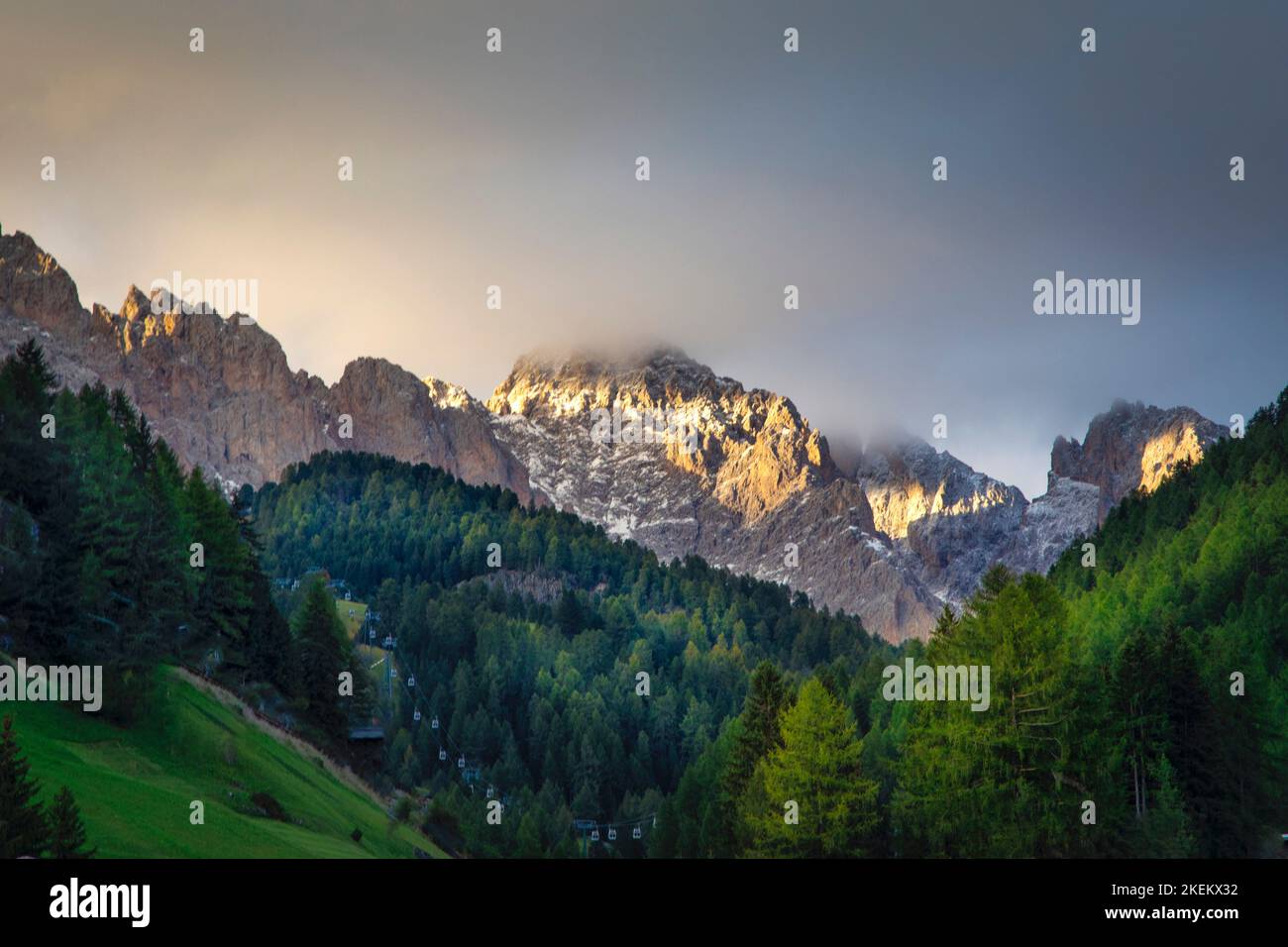 Die Sella Ronda erhebt sich über Gröden in den italienischen Dolomiten. Stockfoto