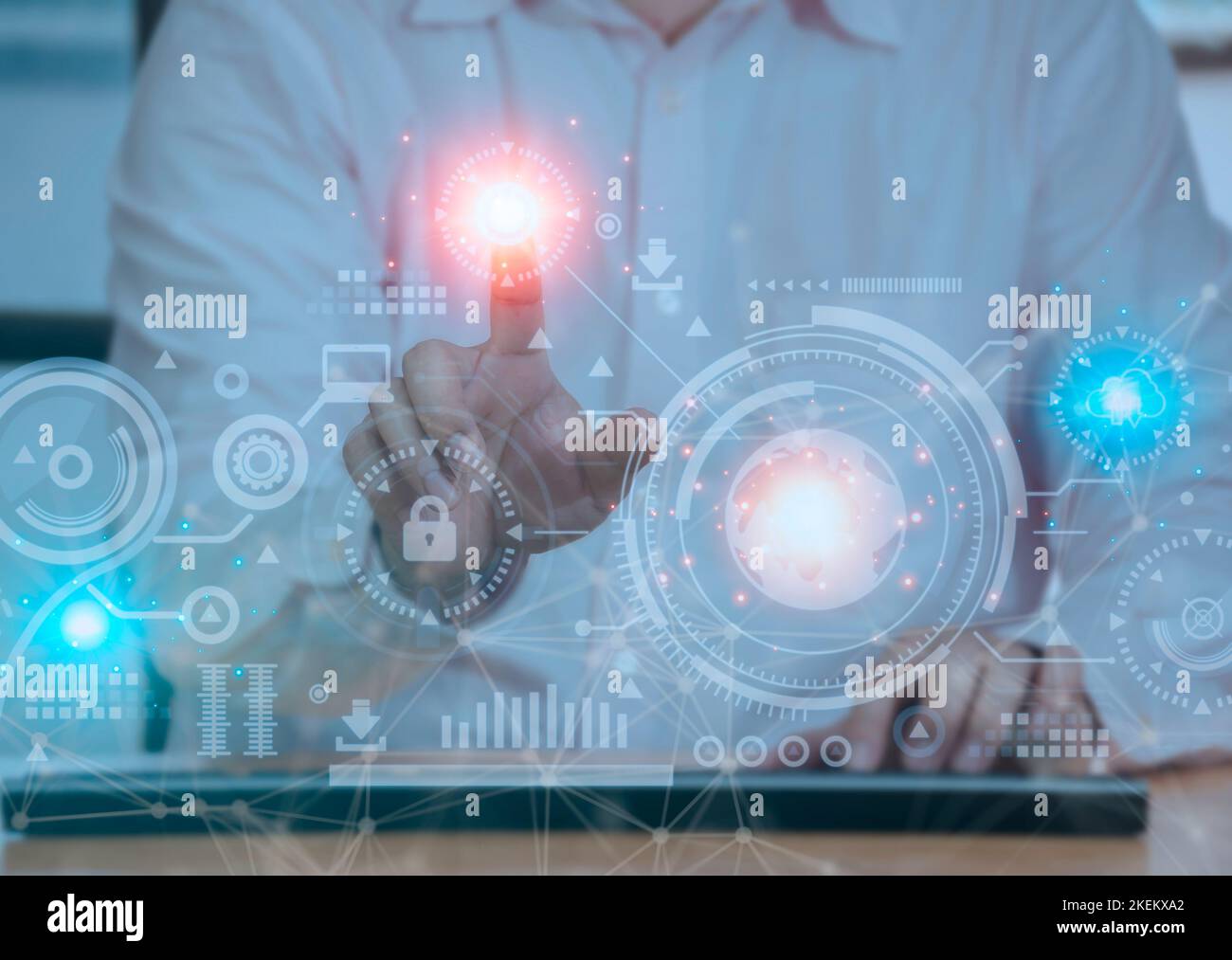 Geschäftsmann Presse auf digitalen Bildschirm Schnittstelle Big Data Analyse und Business Intelligence (BI) Konzept für System Engineering, binären Code programmmin Stockfoto