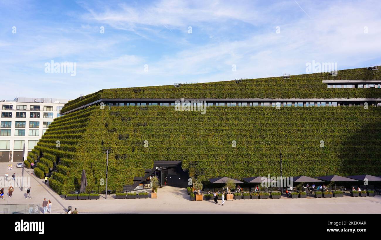 Der innovative Kö-Bogen II von Ingenhoven Architects in Düsseldorf, mit klimafreundlicher Gebäudefassade, die mit Hainbuche-Hecken bedeckt ist. Stockfoto