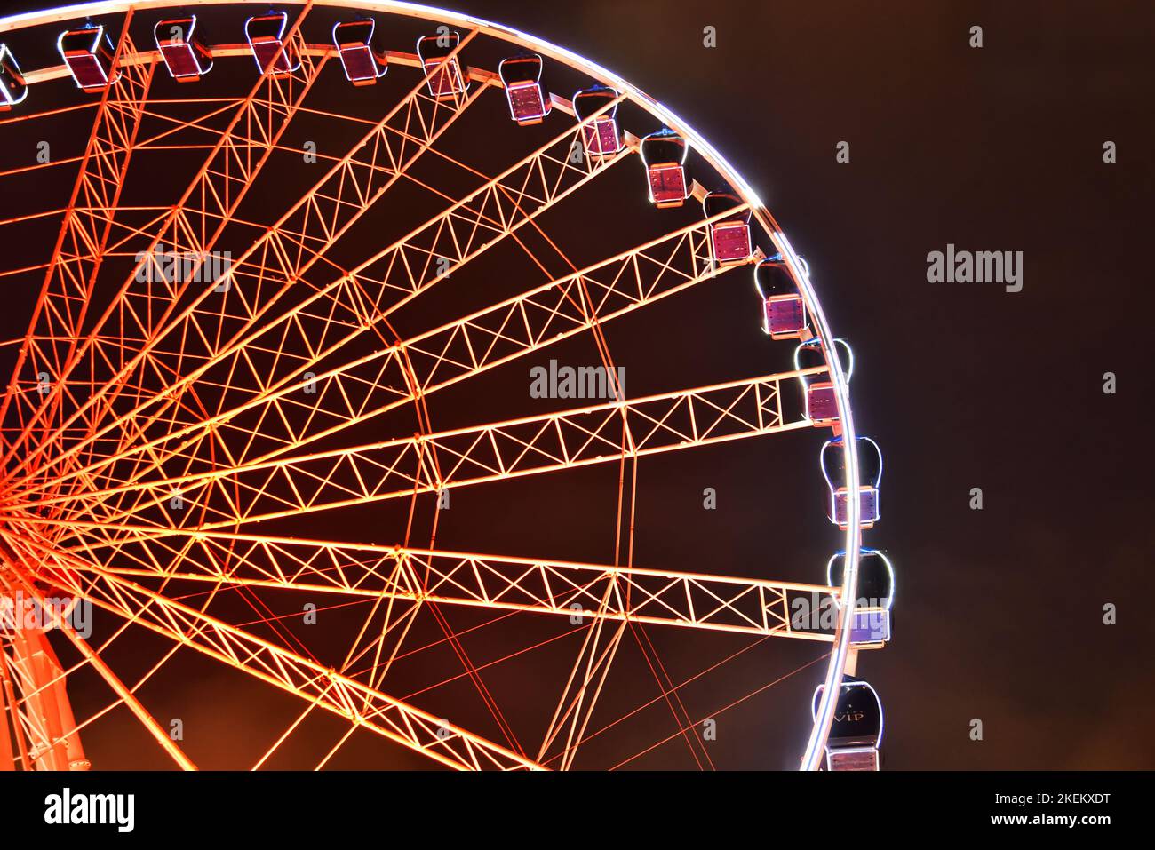 Beleuchtetes Riesenrad 'Wheel of Vision' in der Düsseldorfer Altstadt, eine große Attraktion sowohl für Einheimische als auch Besucher. Er ist 55 Meter/180 Fuß hoch. Stockfoto
