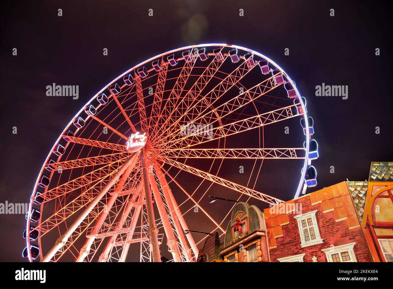 Weihnachtsmarkt in Düsseldorf, Altstadt, Deutschland, mit großem beleuchteten Riesenrad. Stockfoto