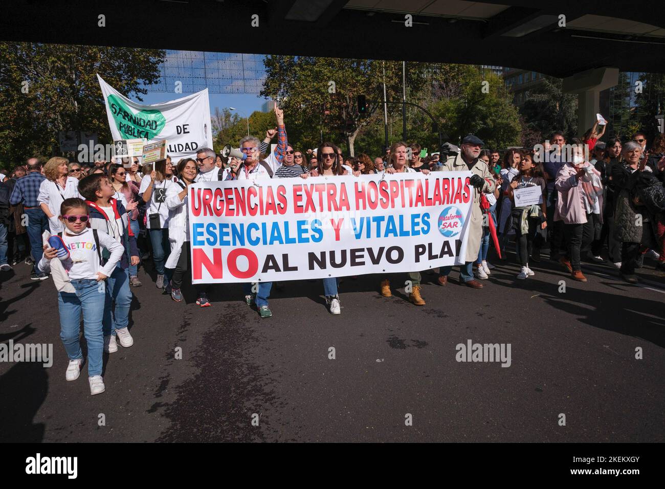 Madrid, Spanien. 13.. November 2022. Demonstranten halten während der Demonstration Transparente. Der marsch unter dem Motto „Madrid setzt sich für die öffentliche Gesundheit gegen den Plan zur Zerstörung der Grundversorgung ein“ protestieren die Menschen gegen das Gesundheitsmodell der Gemeinschaft Madrid und insbesondere für die Situation der Primärversorgung und der Notfälle außerhalb des Krankenhauses, die das gesamte Gesundheitssystem unterstützen. (Foto: Atilano Garcia/SOPA Images/Sipa USA) Quelle: SIPA USA/Alamy Live News Stockfoto