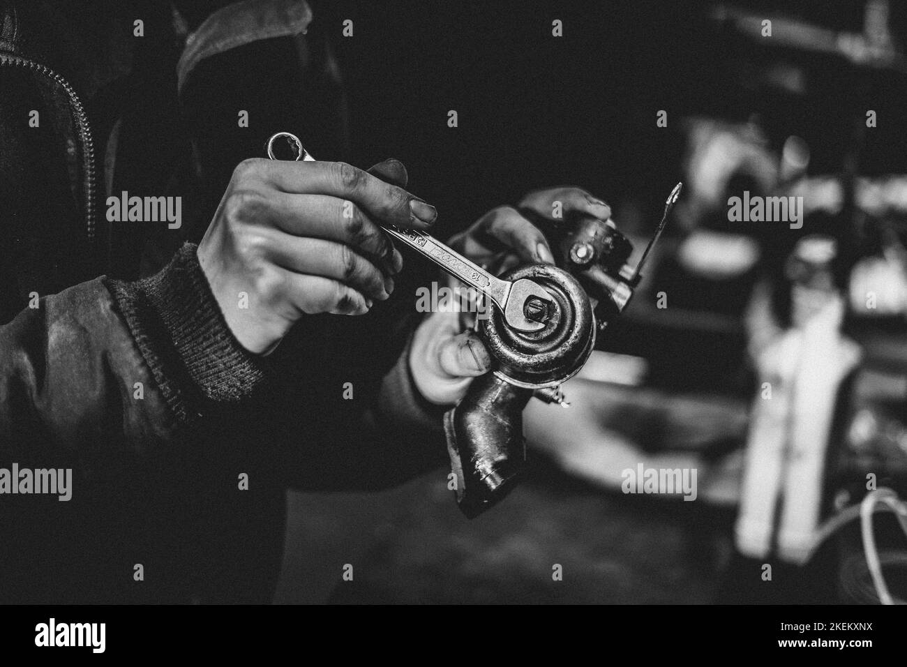 Nahaufnahme eines Mannes, der eine elektrische Pumpe benutzt Stockfoto