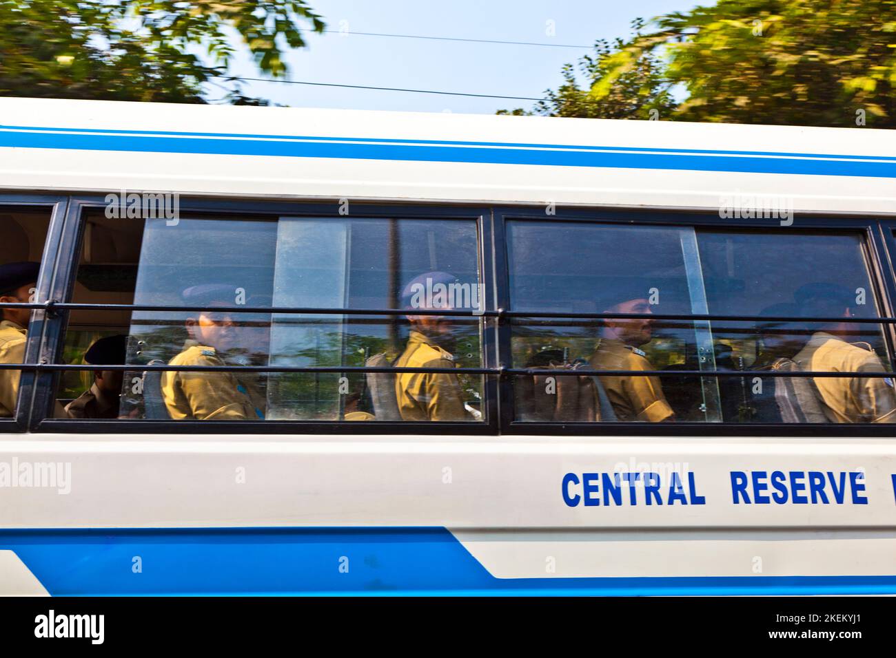 Delhi, Indien - 11. November 2011: Offiziere aus der Zentralreserve im Bus in Delhi, Indien. Die Central Reserve Police Force ist eine Organisation des Privatsektors Stockfoto