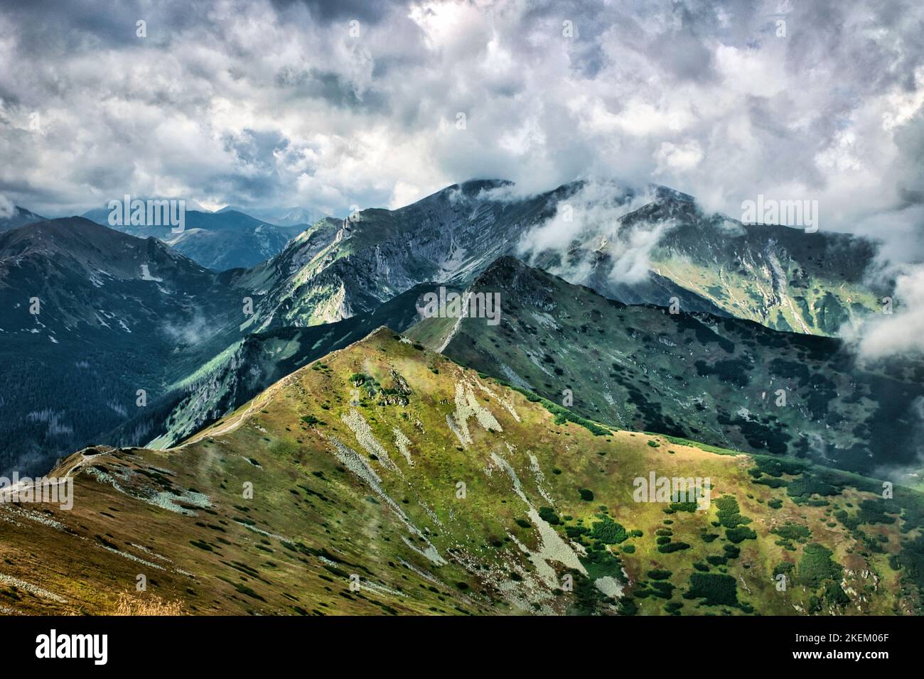 Wolken über dem Tatra Nationalpark Berg felsigen Weg mit massiven sichtbaren Bergspitzen in der Ferne auf Polen, Slowakei Grenze Stockfoto