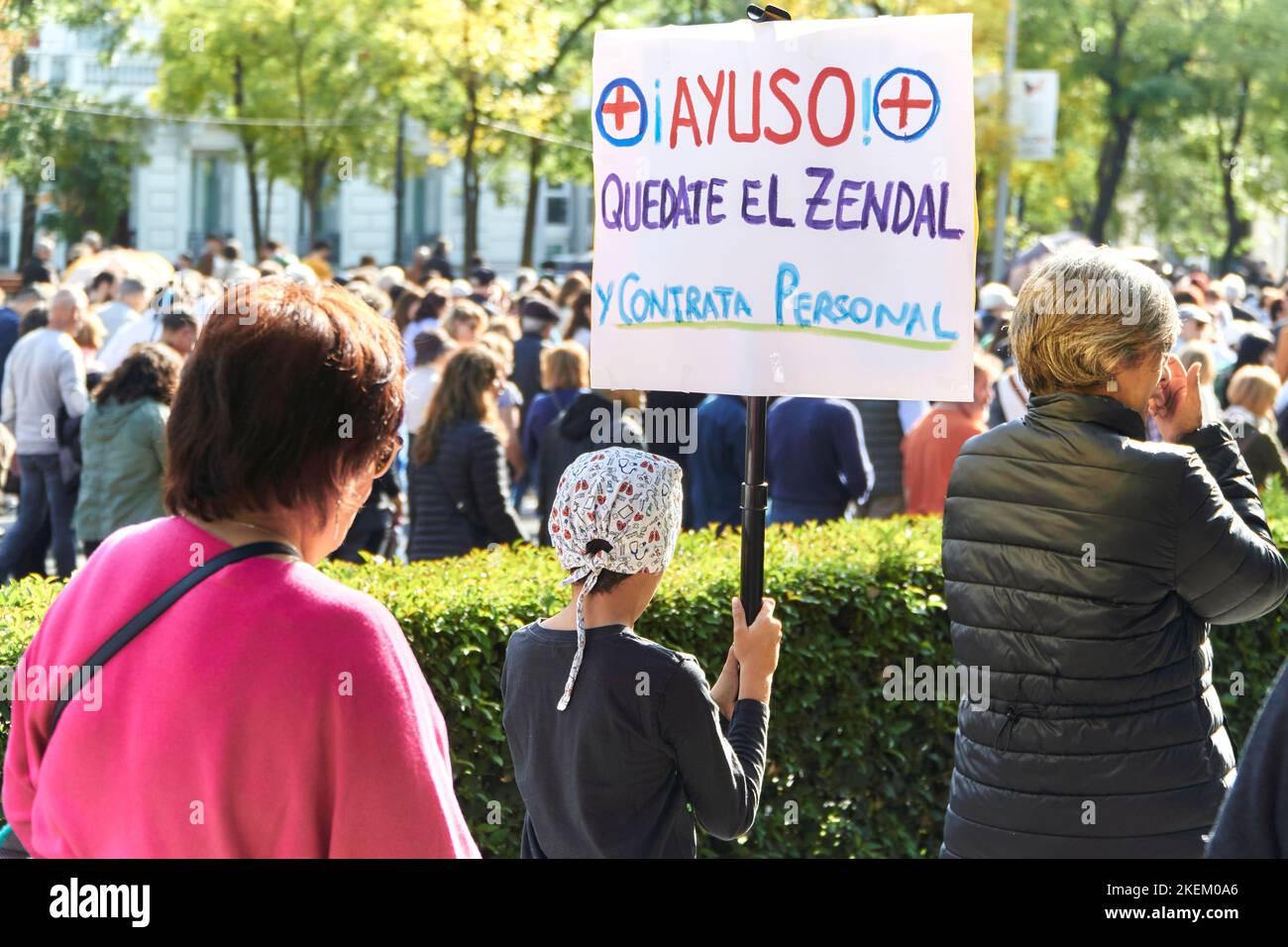 Madrid, Spanien; 11132022; junger Protestler für die öffentliche Gesundheit, der am 13.. november 22 mit einem Transparent gegen Isabel Diaz Ayuso zurückging Stockfoto