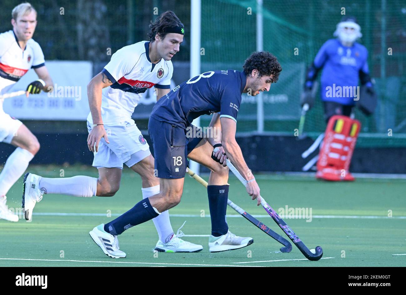 Simon Gougnard von Dragons und Eliot Curty von Oree, abgebildet in Aktion während eines Eishockeyspiels zwischen Royal Royal Oree HC und KHC Dragons, Sonntag, 13. November 2022 in Brüssel, am 11. Tag der Saison der belgischen Eishockey-Liga 2022-2023. BELGA FOTO DAVID CATRY Stockfoto