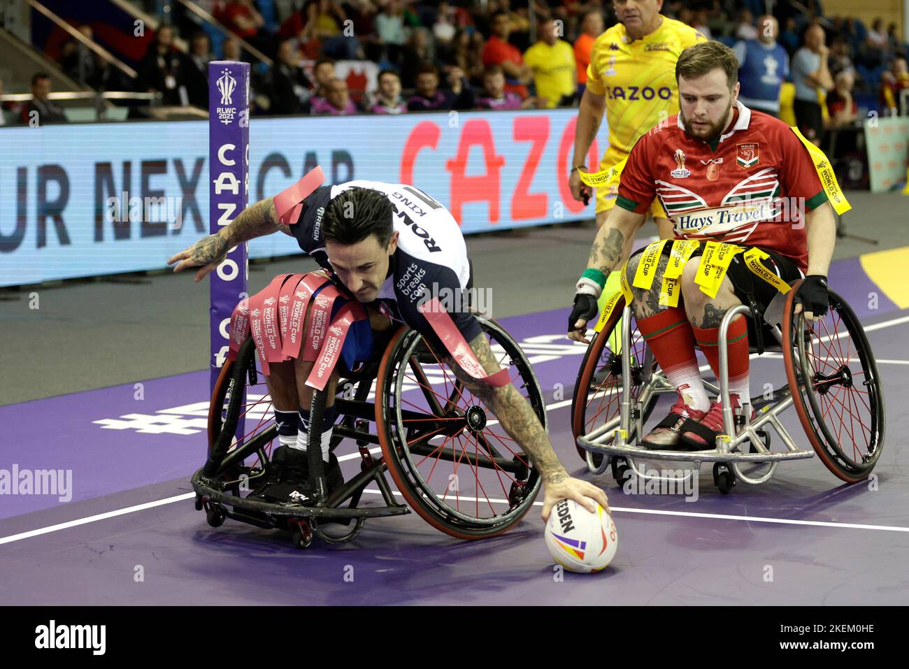 Englands Lewis King versucht es beim Halbfinale der Wheelchair Rugby League im Eis Sheffield. Bilddatum: Sonntag, 13. November 2022. Stockfoto