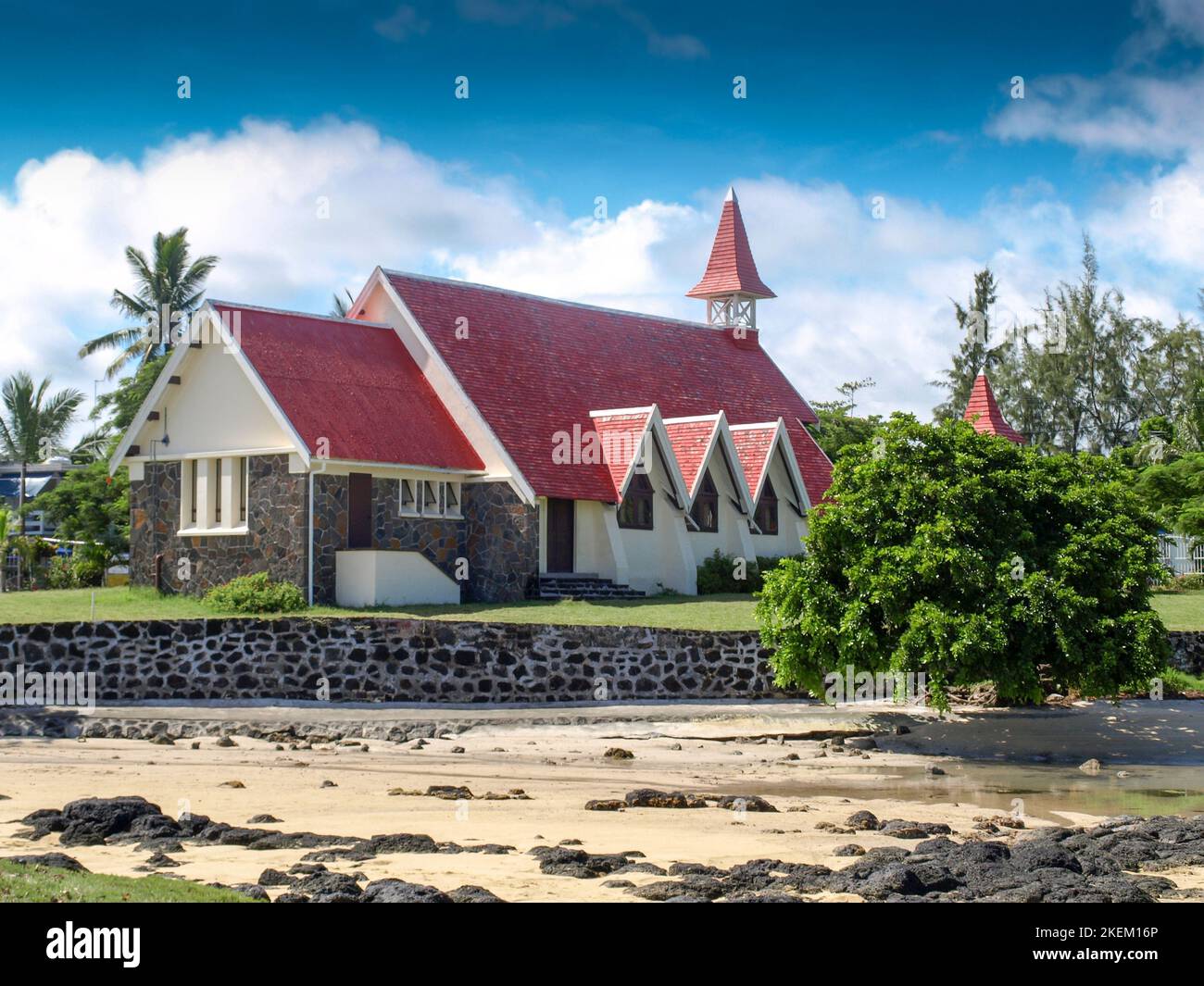 Kapelle Notre Dame Auxiliatrice in Cap Malheureux in Mauritius. Blick vom Strand. Stockfoto