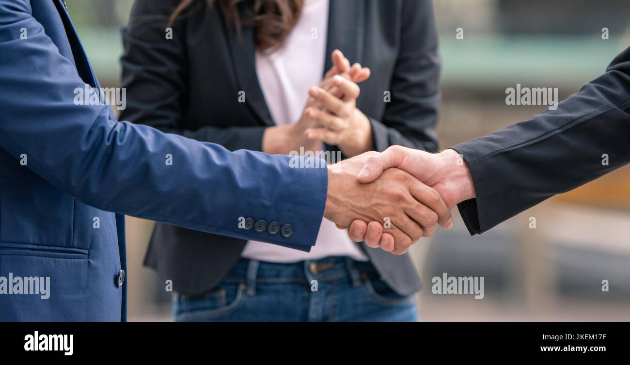 Geschäftsvereinbarung, Menschen schütteln die Hände, gute Arbeit, Partnerschaft, Glückwünsche und Business Teamwork-Konzept. Stockfoto