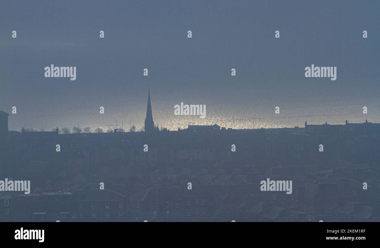 Dundee, Tayside, Schottland, Großbritannien. 13.. November 2022. UK Wetter: Nordost-Schottland erlebt im Spätherbst dichten Nebel mit Temperaturen von bis zu 12 Grad Die Stadt ist von dichtem Nebel übersät, was die Sicht in Dundee extrem schlecht macht. Kredit: Dundee Photographics/Alamy Live Nachrichten Stockfoto