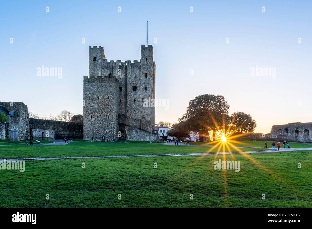 Das Gelände von Rochester Castle, eines der am besten erhaltenen und schönsten Beispiele normannischer Architektur in England Stockfoto