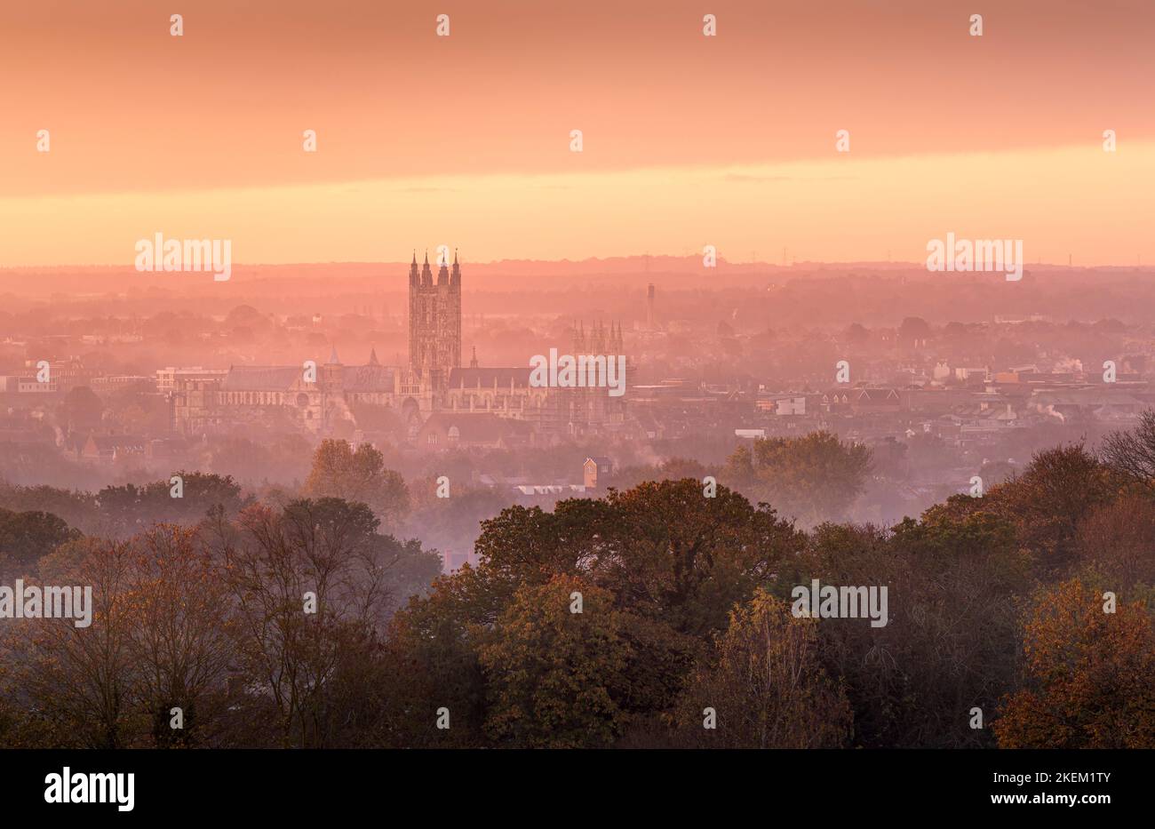 Die Kathedrale von Canterbury im Tal an einem nebligen Morgen, Kent Stockfoto