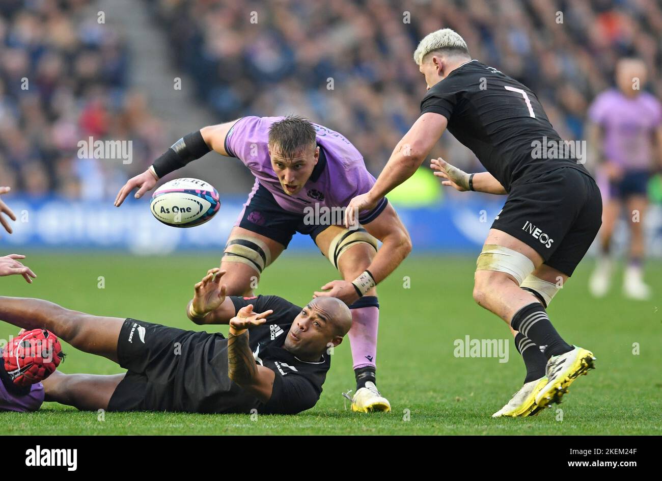 Edinburgh, Großbritannien. 13.. November 2022. Mark Telea aus Neuseeland wurde vom schottischen Matt Fagerson während des Spiels der Autumn Nation Series im Murrayfield Stadium in Edinburgh angegangen. Bildnachweis sollte lauten: Neil Hanna/Sportimage Kredit: Sportimage/Alamy Live News Stockfoto